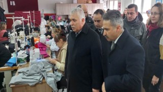 Kursiyerler depremzedeler için polar battaniye, atkı ve bere hazırlamaya başladı