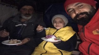 Kurtarma ekiplerinden depremzede Öznura 4 pastalı doğum günü kutlaması