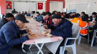 Kurulan aşevleriyle vatandaşlara sıcak yemek hizmeti veriliyor