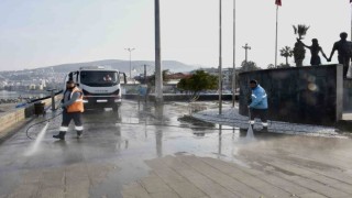 Kuşadası sahil bandında temizlik çalışması yapıldı