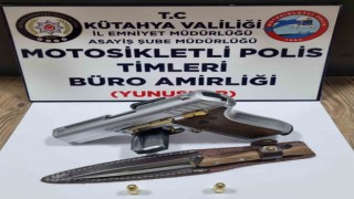 Kütahyada bir araçta ruhsatsız tabanca ve kesici alet ele geçirildi