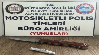 Kütahyada Yunus Timleri şüpheli şahsın üzerinde uyuşturucu ve kesici alet ele geçirdi