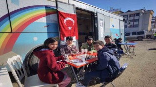 Kütüphaneciler deprem bölgesinde çocukları neşelendiriyor