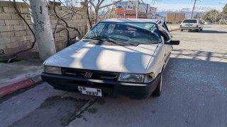 Kuvvetli rüzgar, çadırı otomobilin üzerine devirdi
