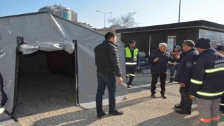 Lapseki Belediyesi deprem bölgesine deprem çadırı, mobil tuvalet ve banyo gönderdi