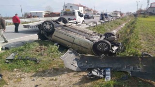 Lastiği patlayan otomobil takla attı: 2 yaralı