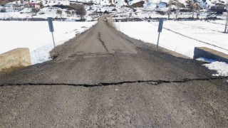 Licede deprem sonrası oluşan obruk dere yatağını kuruttu