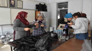Lise öğrencileri deprem bölgesi için uyku tulumu üretiyor
