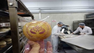 Liseli öğrenciler depremzedeler için ekmek yapıyor
