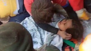 Madenciler anne ve oğlunu enkazdan sağ kurtardı