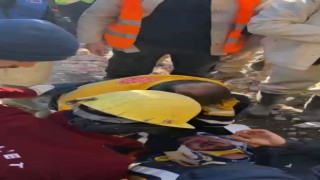 Madenciler enkaz altındaki çifti 82nci saatte kurtardı