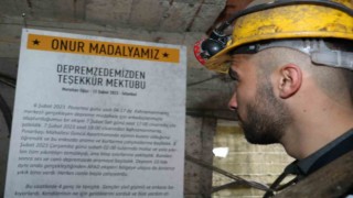 Madenciler teşekkür mektubunu “onur madalyası” diye kömür ocağının girişine astı