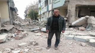 Mahalle yerle bir oldu, geride bir tek muhtar kaldı