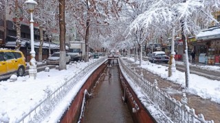 Malatya karlı bir güne uyandı