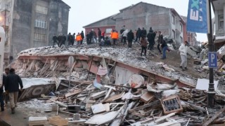 Malatyada 140ın üzerinde bina çöktü, onlarca ölü var