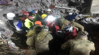 Malatyada 45 saat sonra enkazdan 1 kişi daha sağ olarak kurtuldu