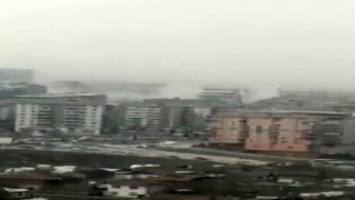 Malatyada 5.6lık depremde yıkılan binaların toz bulutu kamerada