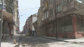 Malatyada ağır hasarlı bir bina daha kendiliğinden yıkıldı