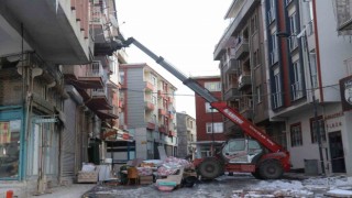 Malatyada vatandaşlar hasarlı binalardan eşyalarını taşımaya başladı