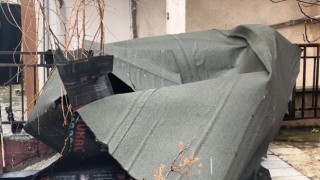Maltepede fırtına nedeniyle çatıdaki izolasyon malzemesi sokağa düştü