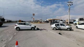 Manavgatta 2 kişinin yaralandığı trafik kazası güvenlik kamaralarına saniye saniye yansıdı.