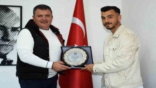 Manisa FKdan Çağrı Giritlioğluna teşekkür plaketi