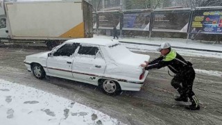 Mardinde etkili olan kar yağışı sürücülere zor anlar yaşattı