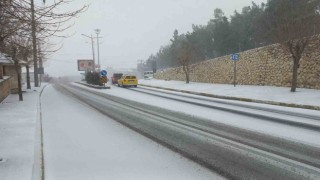 Mardinde kar yağışı araç sürücülerine zor anlar yaşattı