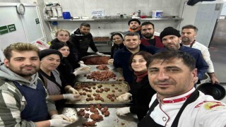 Marmarisli aşçılar kazanları depremzedeler için kaynatıyor