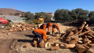 Marmaristen depremzedelere yakacak yardımı