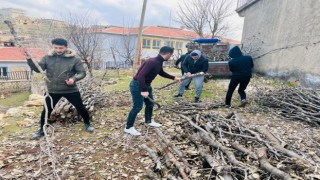 Mazıdağında köylüler depremzedeler için kışlık odunlarını bölgeye gönderdi