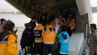 Mehmetçik Adıyamanda kurtarılan depremzedeleri Ankaraya ulaştırdı