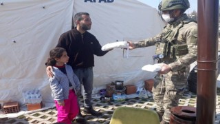 Mehmetçik arama kurtarma çalışmalarının yanı sıra hijyen kiti dağıtımı da yapıyor