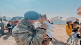 Mehmetçik çocuklarla yakından ilgilenmeye devam ediyor
