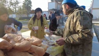 Mehmetçik, deprem bölgesinde 40 bin kişilik sıcak yemek ve 557 bin 600 kumanya dağıttı