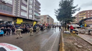 Mehmetçik deprem bölgesinde asayişi sağlama görevi de gerçekleştiriyor