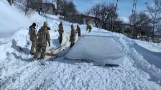 Mehmetçik deprem bölgesinde çalışmalarını sürdürüyor