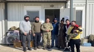 Mehmetçik, depremden etkilenen işitme engelli vatandaşların yardımına koşuyor