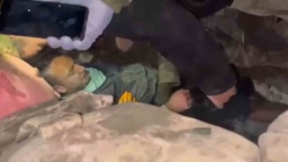 Mehmetçik Hatayda bir vatandaşı daha enkaz altından sağ salim kurtardı