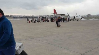 Mehmetçik, Kahramanmaraşta depremzedelerin tahliyesine devam ediyor