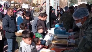 Mehmetçik Şanlıurfada depremzedelere sıcak yemek dağıtıyor