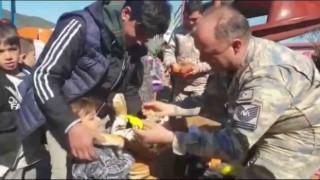 Mehmetçik, yardım malzemelerini ihtiyaç sahiplerine ulaştırıyor