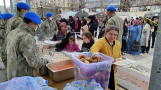 Mehmetçikten depremzedelere sıcak yemek ikramı