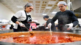 Mersin Büyükşehir Belediyesi 10 bin 800 kişilik yemeği depremzedelere ulaştırdı