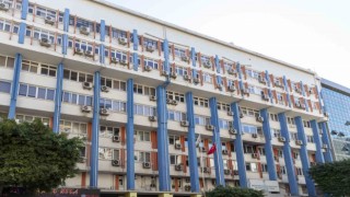 Mersin Büyükşehir Belediyesi, depremde hasar alan Kırmızı Lacivert İş Merkezini boşaltıyor