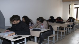 Mersinde depremzede öğrenciler kurs merkezlerinde sınava hazırlanıyor
