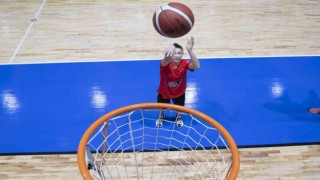Mersinden genç basketbolcular, gelişim kampına katıldı