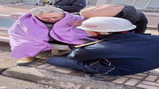 Merzifonlu itfaiyeci enkazdan kurtardıkları yaşlı adama kendi botlarını giydirdi