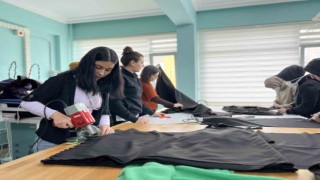 Meslek lisesi öğrencileri depremzedeler için kışlık ürün üretiyor