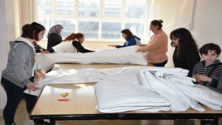 Meslek lisesi öğrencileri depremzedeler için uyku tulumu üretiyor